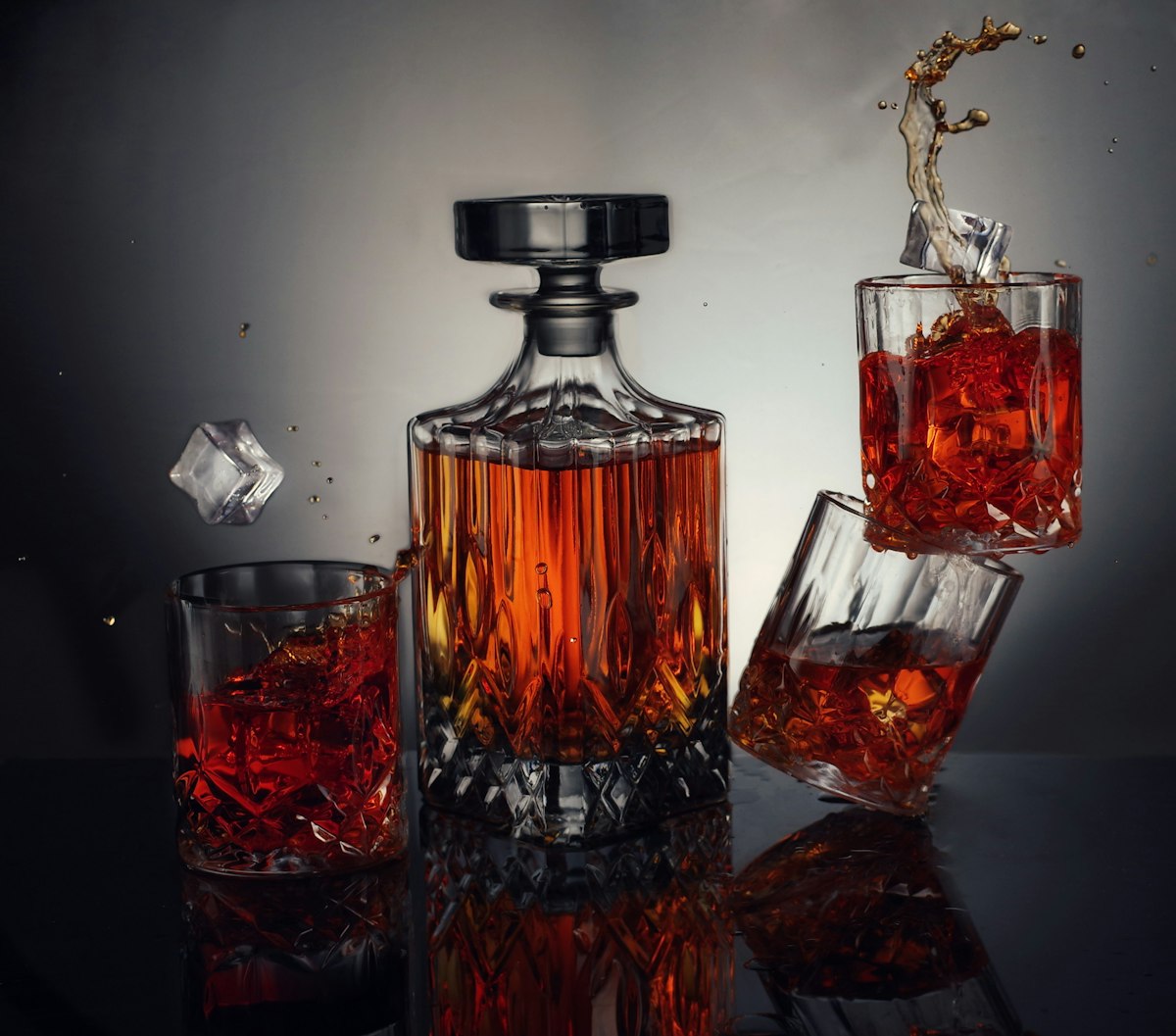 Oak-Base Decanter – lead-free crystal body with solid oak base
